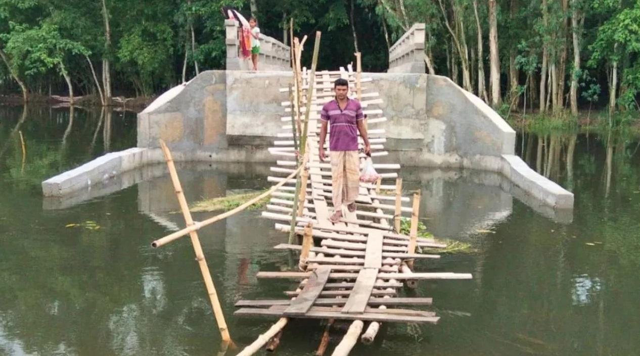 কোটি টাকার সেতু, নেই সংযোগ সড়ক; দুর্ভোগে এলাকাবাসী